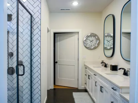 Bath - 3738 E Woodhue St, Springfield, MO 65802 photo 10 of 17