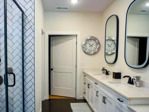 Bath - 3738 E Woodhue St, Springfield, MO 65802 photo 14 of 17