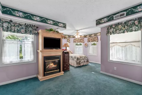 Bedroom - 143 Arizona Dr, Branson, MO 65616 photo 9 of 10