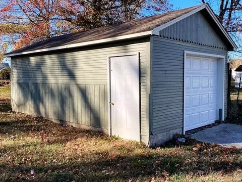 815 S Hudson Ave, Aurora, MO 65605 photo 4