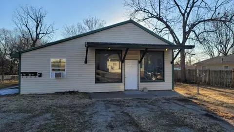 505 9th St, Monett, MO 65708