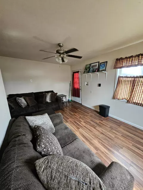 Living - 505 9th St, Monett, MO 65708 photo 5 of 5