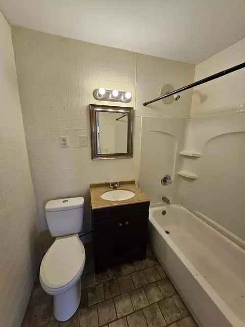 Bath - 505 9th St, Monett, MO 65708 photo 3 of 3