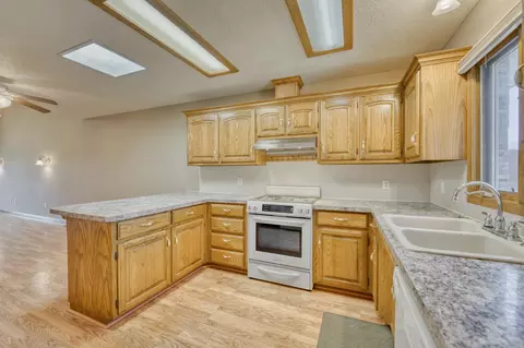 341 E Degraffenreid St, Springfield, MO 65810 photo 10