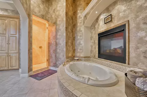 Bath - 4788 S Sydney Ave, Springfield, MO 65810 photo 2 of 17