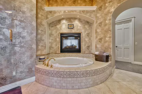 Bath - 4788 S Sydney Ave, Springfield, MO 65810 photo 1 of 17