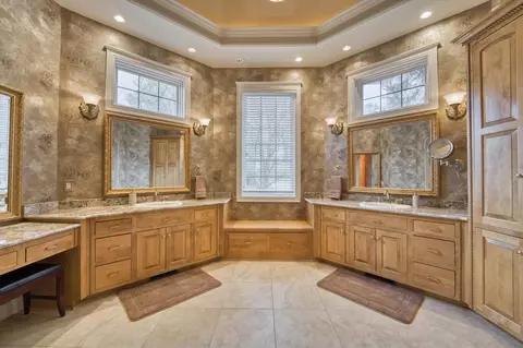 Bath - 4788 S Sydney Ave, Springfield, MO 65810 photo 4 of 17