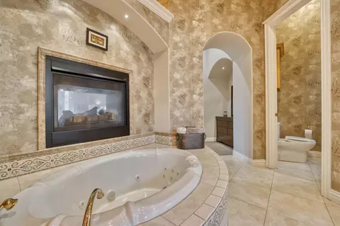 Bath - 4788 S Sydney Ave, Springfield, MO 65810 photo 3 of 17