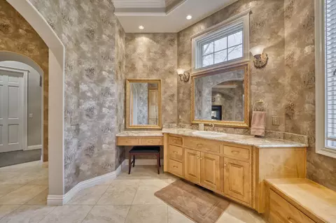 Bath - 4788 S Sydney Ave, Springfield, MO 65810 photo 5 of 17