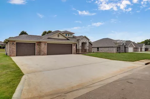 5213 S April Ct, Battlefield, MO 65619 photo 3