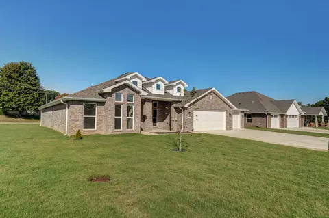5207 S April Ct, Battlefield, MO 65619 photo 2