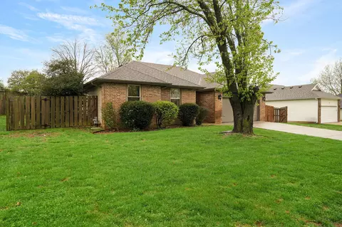 302 W Warren Ave, Ozark, MO 65721 photo 3