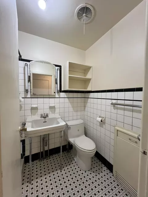 Bath - 848 Chestnut St, Thayer, MO 65791 photo 1 of 4