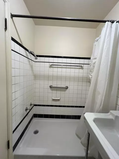 Bath - 848 Chestnut St, Thayer, MO 65791 photo 2 of 4
