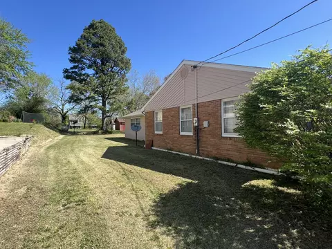 Exterior - 848 Chestnut St, Thayer, MO 65791 photo 6 of 17