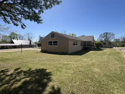 Exterior - 848 Chestnut St, Thayer, MO 65791 photo 7 of 17