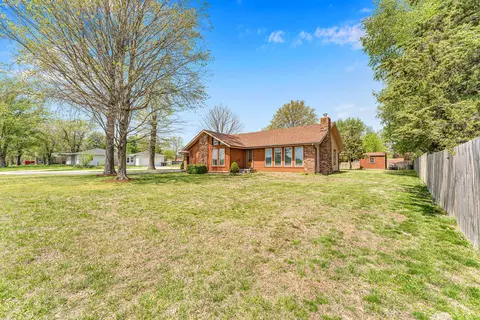 401 E Grant St, Clever, MO 65631 photo 4
