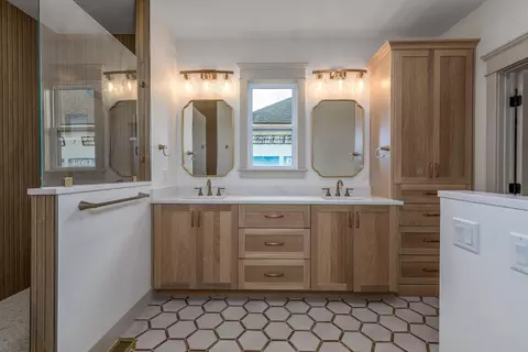Bath - 3800 W Broadmoor St, Springfield, MO 65807 photo 1 of 7