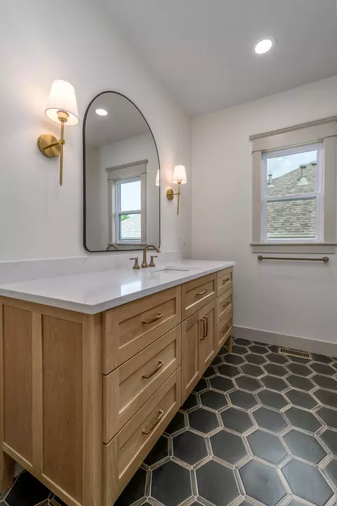 Bath - 3800 W Broadmoor St, Springfield, MO 65807 photo 2 of 7