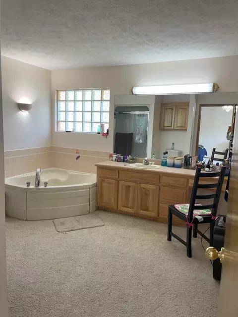 Bath - 1913 Wayside Ln, Ava, MO 65608 photo 1 of 4