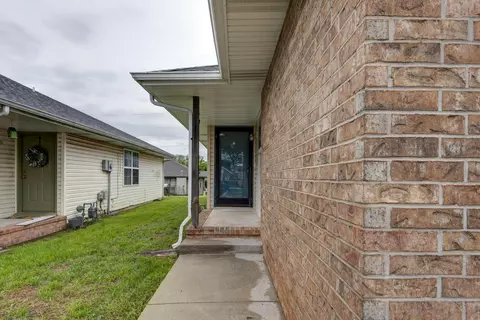 811 Foxx Dr, Nixa, MO 65714 photo 2