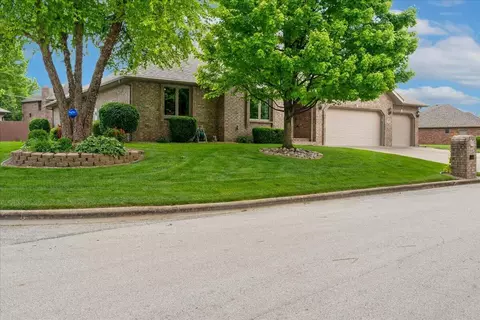 802 W Honeysuckle Ln, Nixa, MO 65714 photo 3