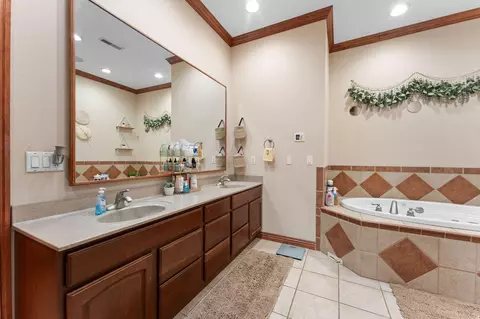Bath - 261 Country Bluff Dr, Branson, MO 65616 photo 2 of 8