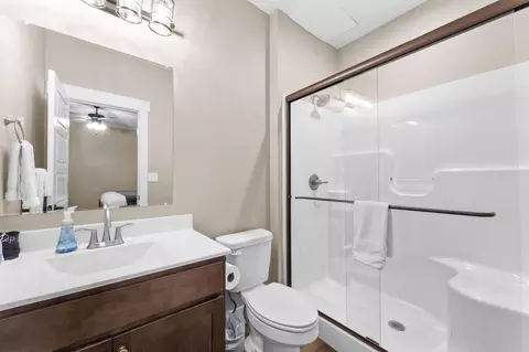 Bath - 440 Lake Front Dr, Branson, MO 65616 photo 4 of 10