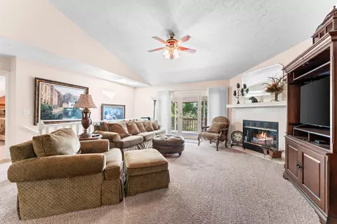 200 Eagle Pointe Dr, Branson, MO 65616