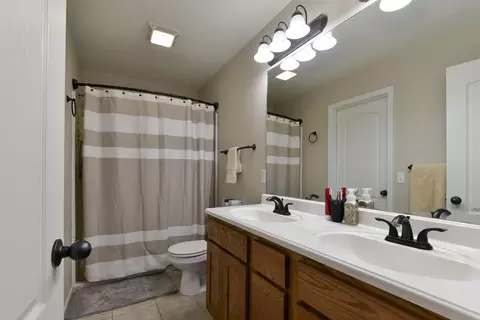 Bath - 440 Spring Meadow Pkwy, Branson, MO 65616 photo 1 of 4