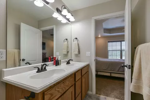 Bath - 440 Spring Meadow Pkwy, Branson, MO 65616 photo 2 of 4