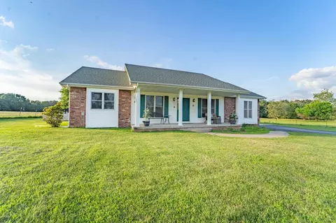 877 Highway B, Bolivar, MO 65613