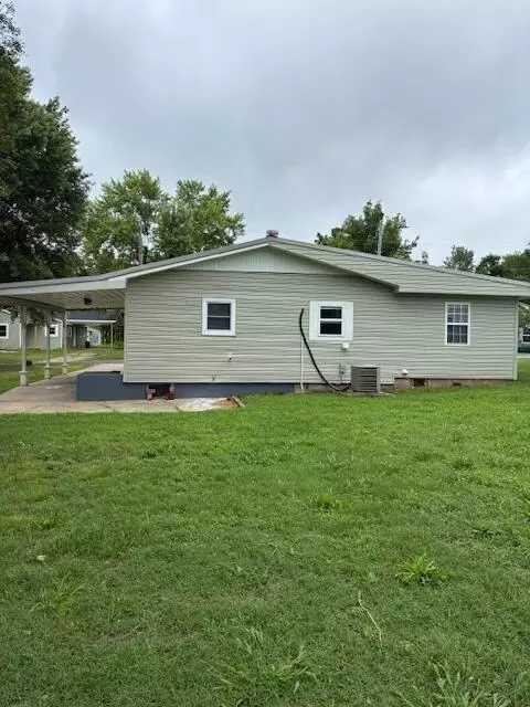 520 Myrtle St, Monett, MO 65708 photo 3