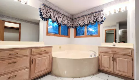 Bath - 4058 E Latoka St, Springfield, MO 65809 photo 2 of 21