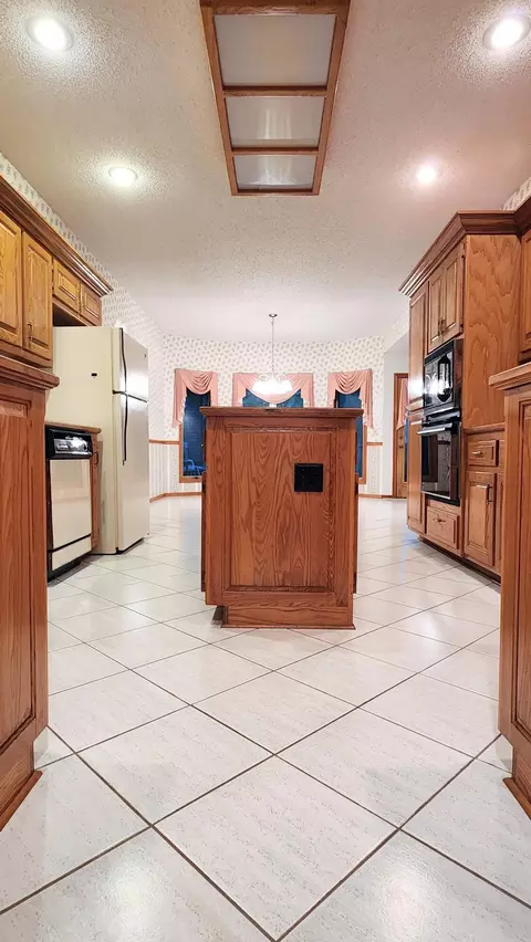 Kitchen - 4058 E Latoka St, Springfield, MO 65809 photo 3 of 9