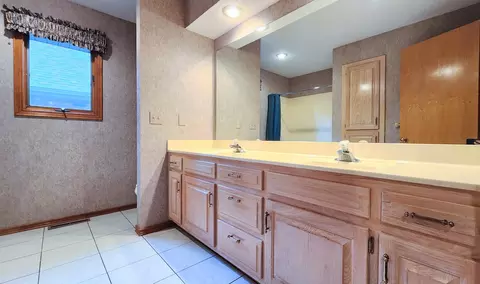Bath - 4058 E Latoka St, Springfield, MO 65809 photo 13 of 21