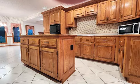 Kitchen - 4058 E Latoka St, Springfield, MO 65809 photo 6 of 9