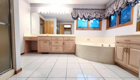 Bath - 4058 E Latoka St, Springfield, MO 65809 photo 6 of 21