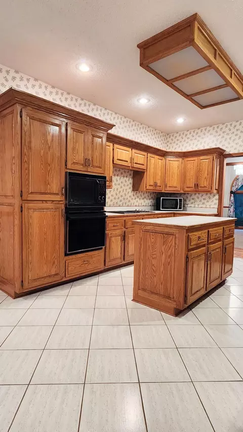 Kitchen - 4058 E Latoka St, Springfield, MO 65809 photo 5 of 9