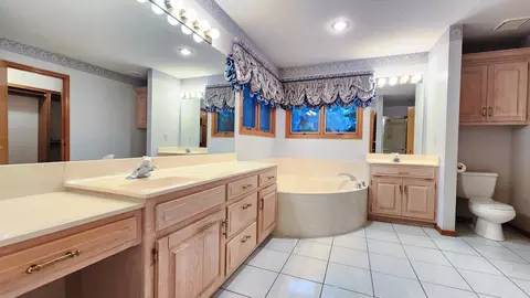 Bath - 4058 E Latoka St, Springfield, MO 65809 photo 1 of 21