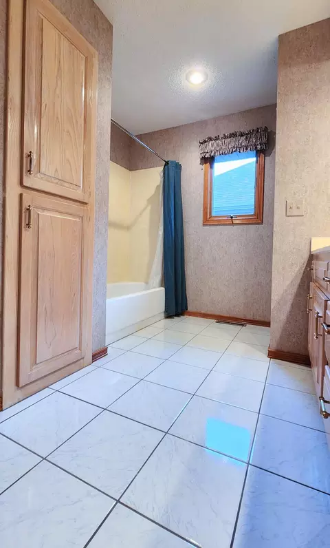 Bath - 4058 E Latoka St, Springfield, MO 65809 photo 19 of 21