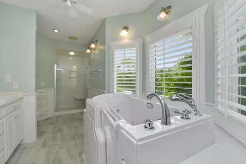 Bath - 1425 E Lark St, Ozark, MO 65721 photo 2 of 13