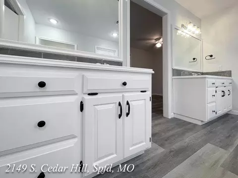 Bath - 2149 S Cedar Hill Ave, Springfield, MO 65809 photo 4 of 13
