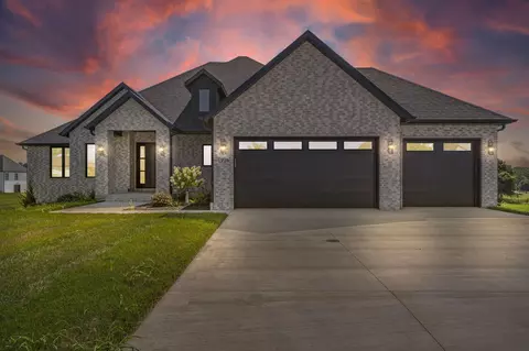 1996 N Riva Ridge Ct, Springfield, MO 65802