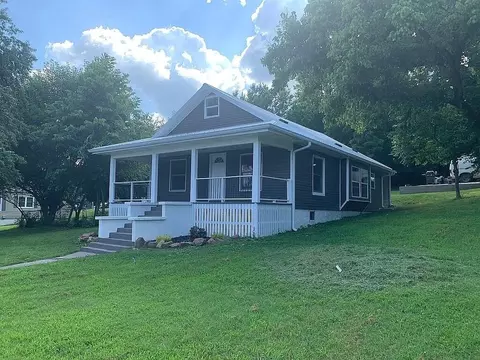 106 Mountain St, Cassville, MO 65625