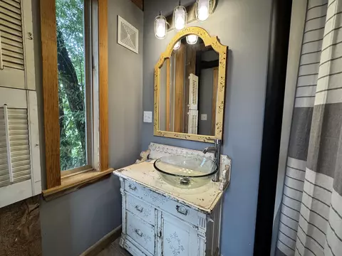 Bath - 201 Thomas St, Birch Tree, MO 65438 photo 5 of 13