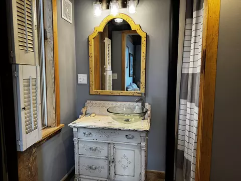 Bath - 201 Thomas St, Birch Tree, MO 65438 photo 1 of 13