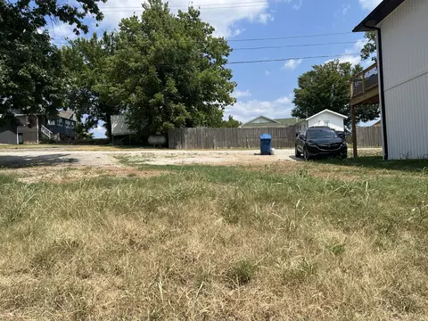 219 W Maddux St, Branson, MO 65616 photo 2
