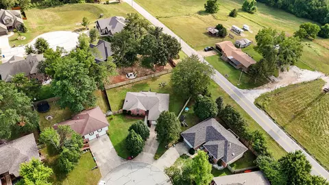 2392 W Cantebury St, Springfield, MO 65810 photo 3