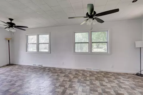 Living - 4094 Parkview Dr, Frontenac, KS 66763 photo 4 of 6